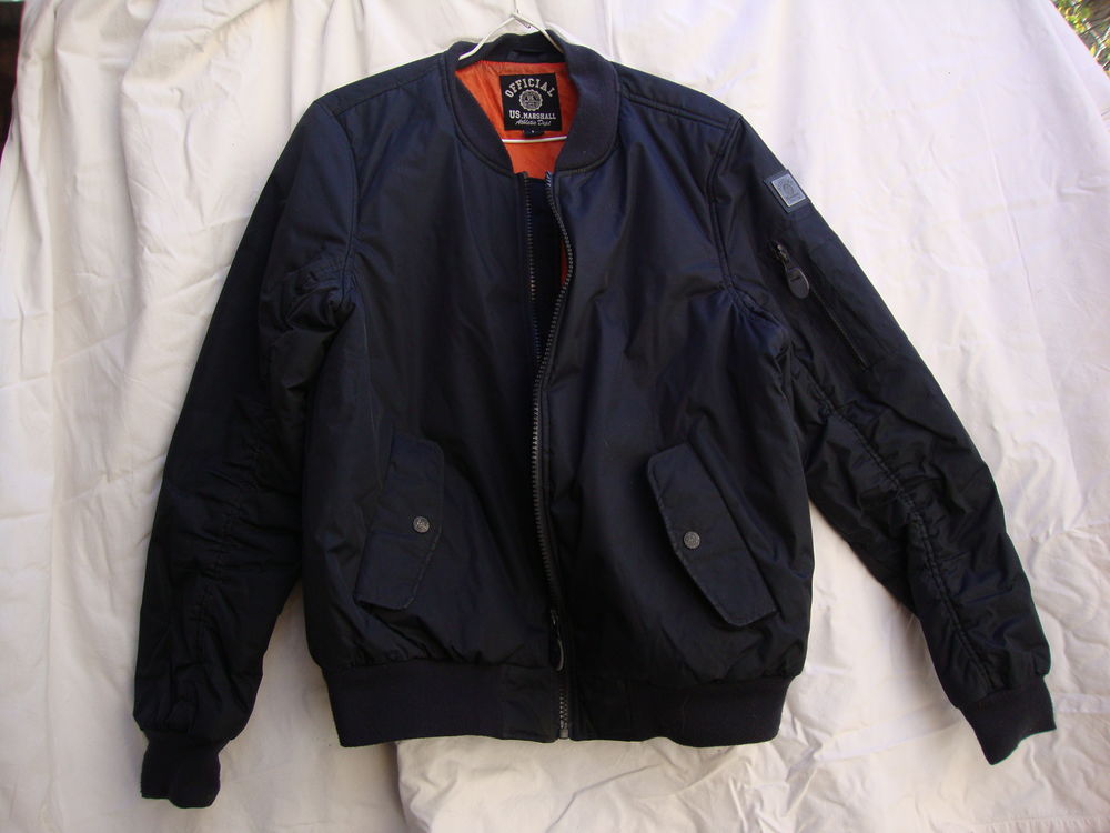 3  blousons  diff�rents  mod�les et prix .Taille L (TBE)
50 Sevran (93)