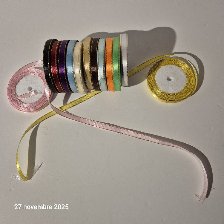 Lot de 13 bobines de ruban satin avec un fil dor� sur le cot 19 Saumur (49)