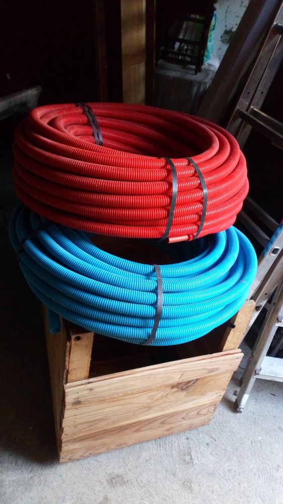 BOBINES TUYAUX SANITAIRE BLEU ET ROUGE +- 20M 50 Nogaro (32)