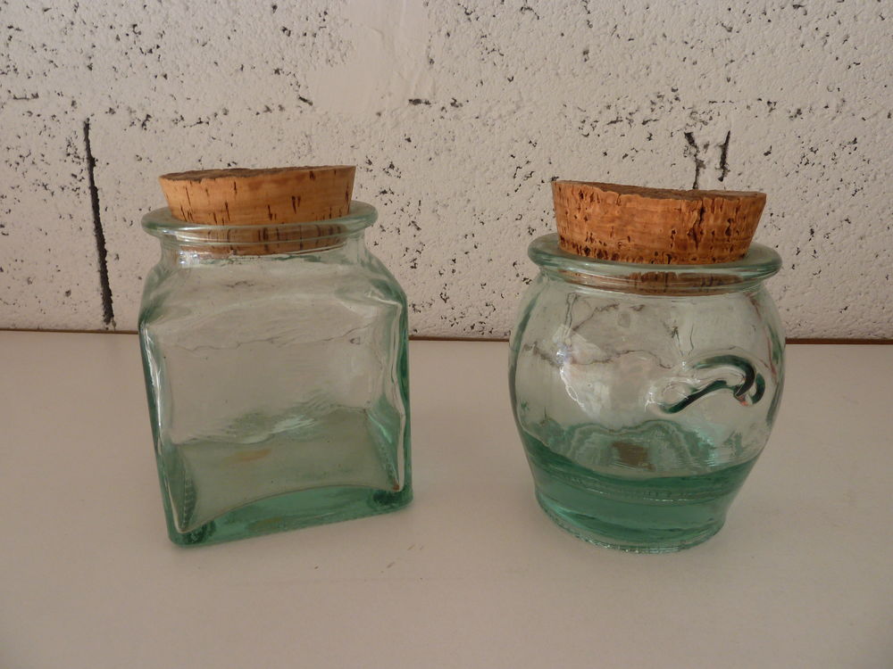2 bocaux en verre bouchons en li�ge
4 Ch�teauneuf-les-Martigues (13)