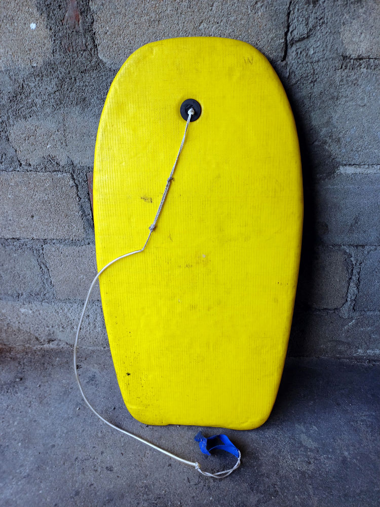 BODYBOARD bleu jaune, pour surfer les petites vagues 28 Tours (37)