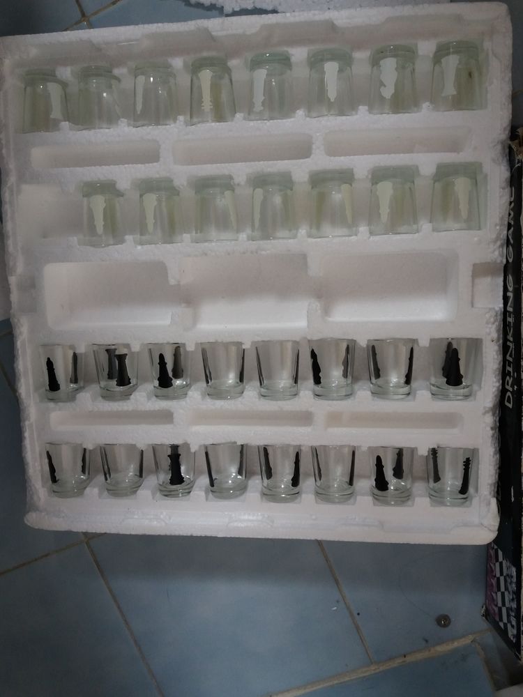 Jeu � boire - Echiquier en verre avec 31 shooters 10 Chaponost (69)