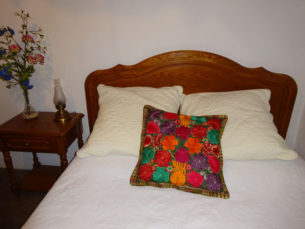 Lit bois 140 x 190cm + 1 chevet 0 L�guevin (31)