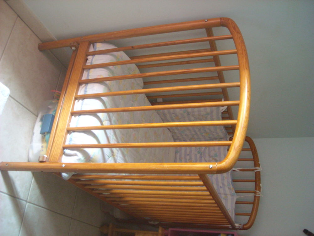 LIT  en bois, � barreaux 40 Bazas (33)