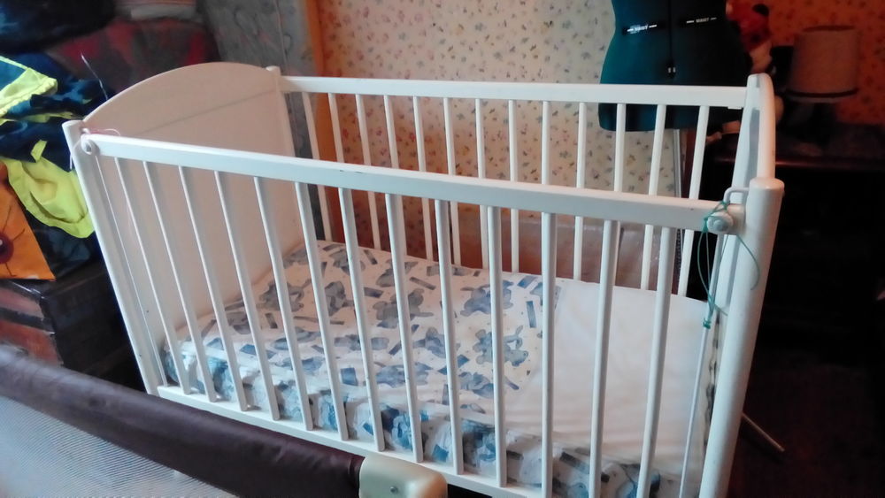 Lit en bois blanc et  avec tour de lit 15 Laruns (64)