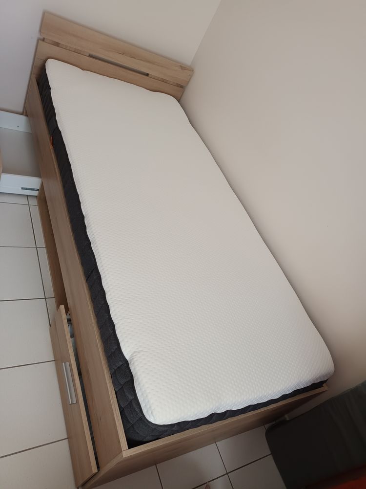 Lit en bois, couleur ch�ne, matelas et sommier 24 lattes 0 La Rochefoucauld (16)