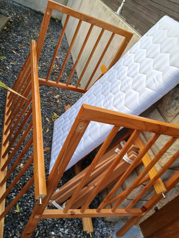 Lit bois enfant plus matelas 20 Ingrandes (49)