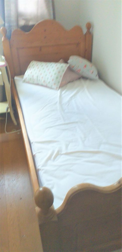 Lit en bois � lattes avec sommier et table de chevet 160 Versailles (78)