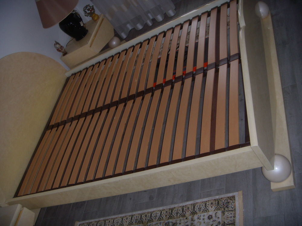 lit de 200 x 140  en bois massif nacr�e 2 chevets  2 lampes 280 Le Plessis-Tr�vise (94)
