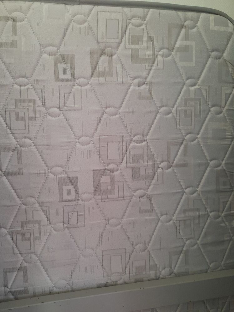 Lit bois+matelas 350 Saint-Andr� (97)