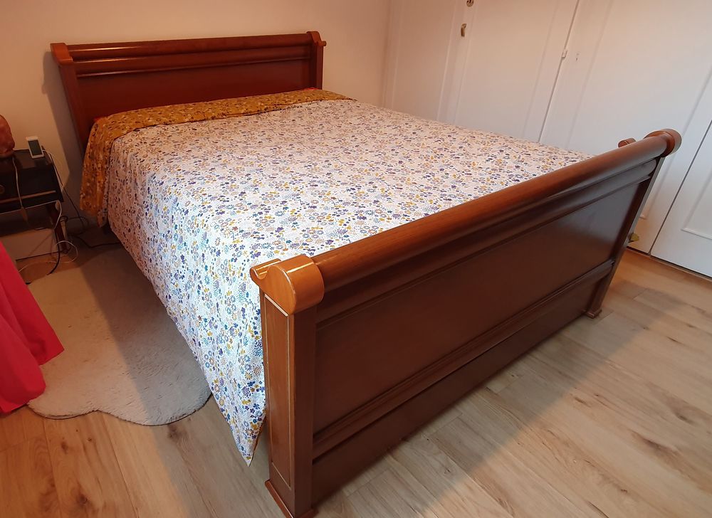 Lit en bois de merisier, style Louis Philippe. 450 Paris 20 (75)