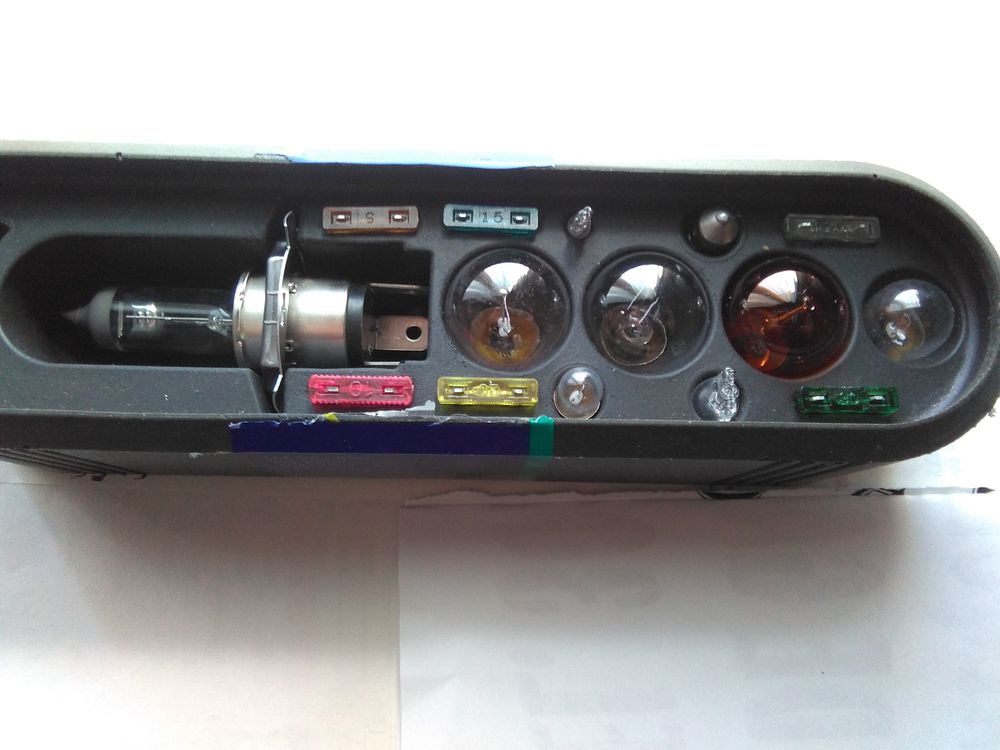 Boite d'ampoules diverses + ampoules en vrac. 5 Servian (34)