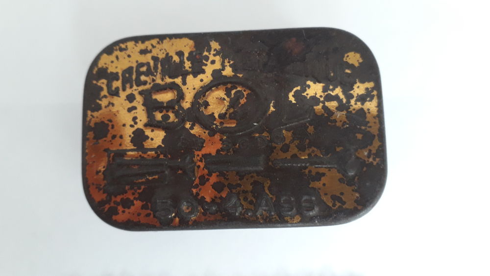 Boite ancienne � chevilles m�talliques
25 Salon-de-Provence (13)