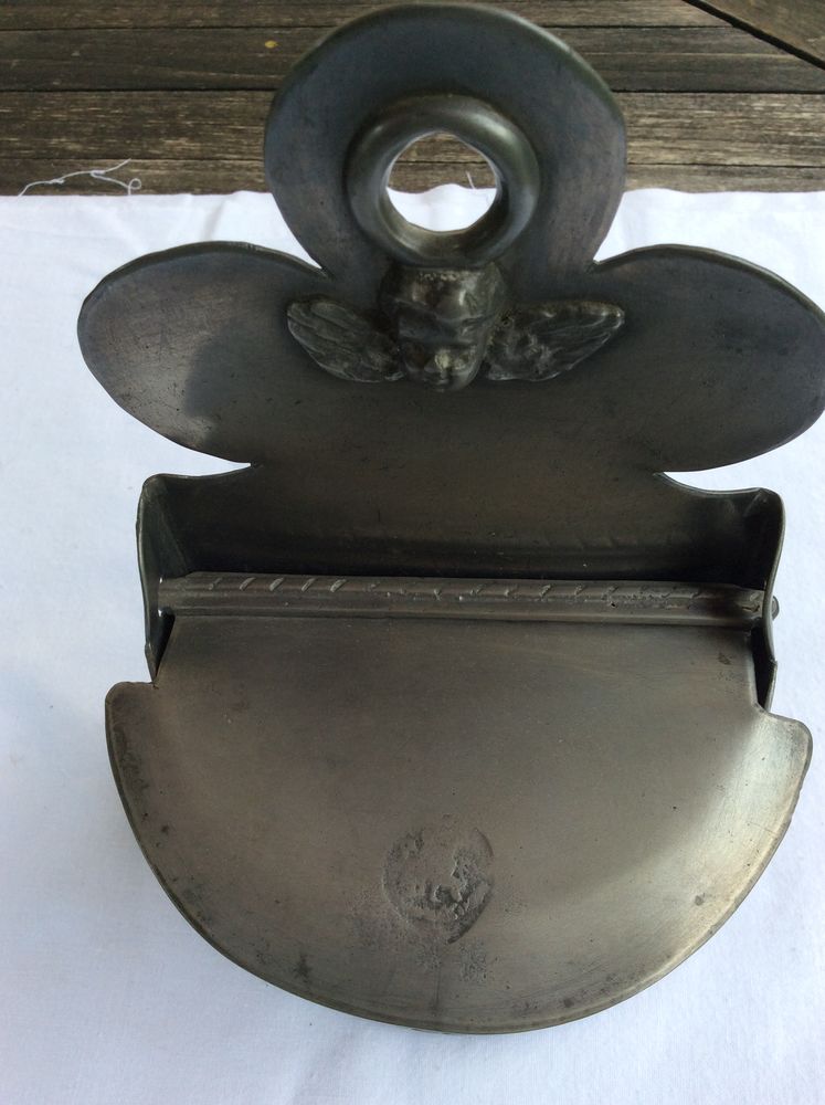 Bo�te � sel ancienne en �tain d�cor angelot poin�ons 20 Gif-sur-Yvette (91)