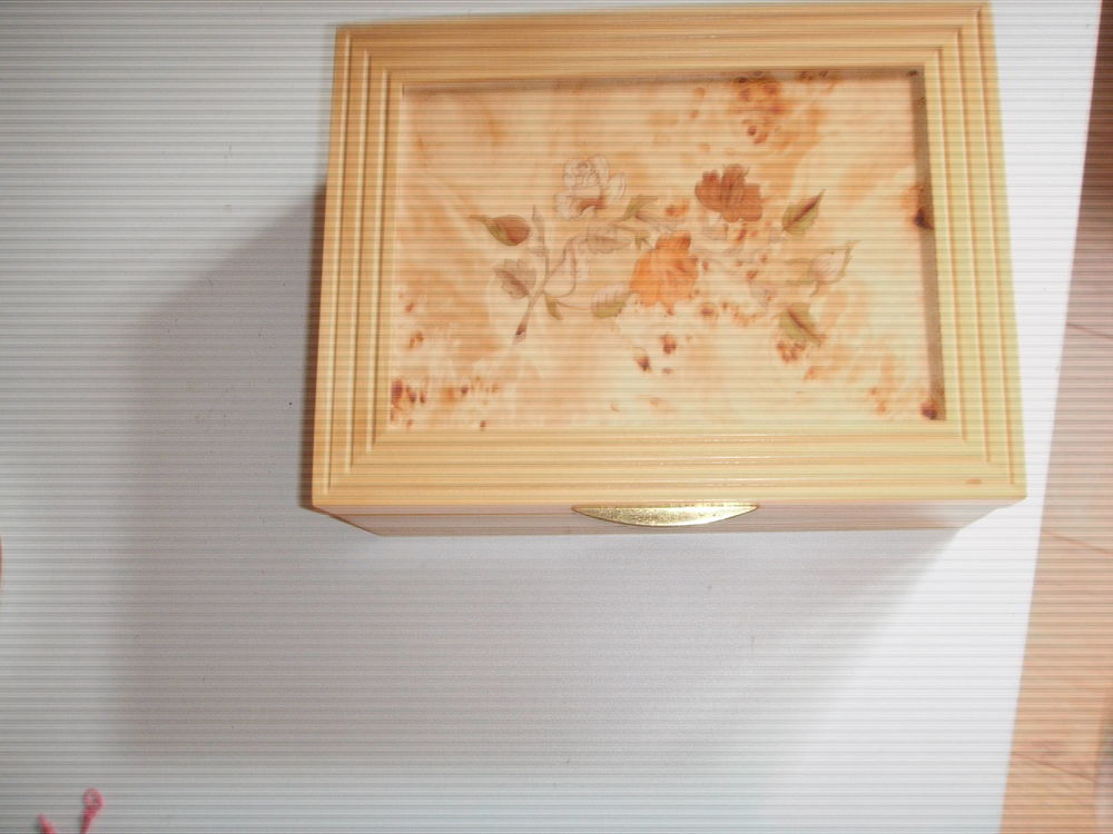 Boite � bijoux en bois avec marqueteries et un grand miroir. 24 Angers (49)