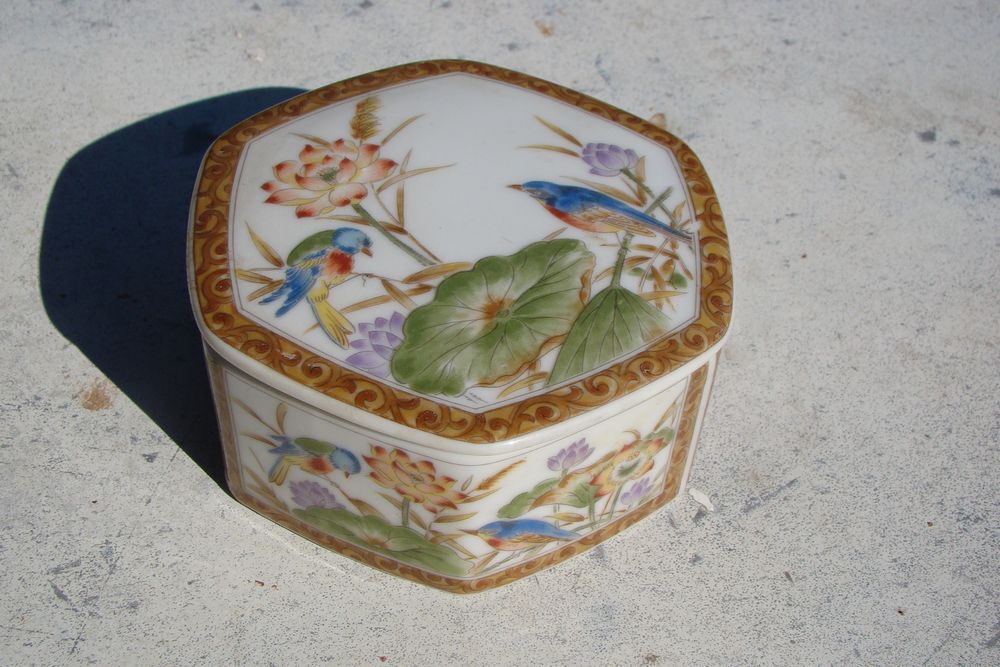 Bo�te � bijoux / Bonbonni�re en porcelaine du Japon  vintage 20 Gargenville (78)