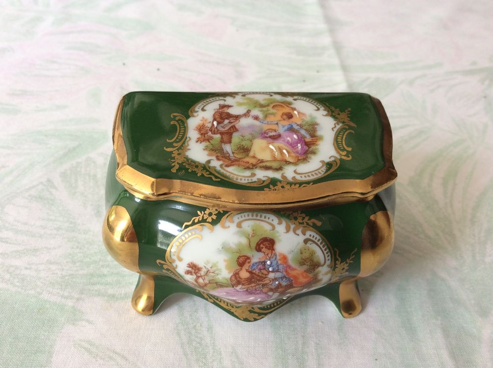 Bo�te � bijoux Limoges forme commode d�cor sc�nes galantes 25 Gif-sur-Yvette (91)