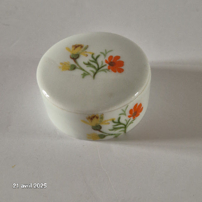 Boite � bijoux ou � pilules en porcelaine blanche, peinte � 5 Saumur (49)