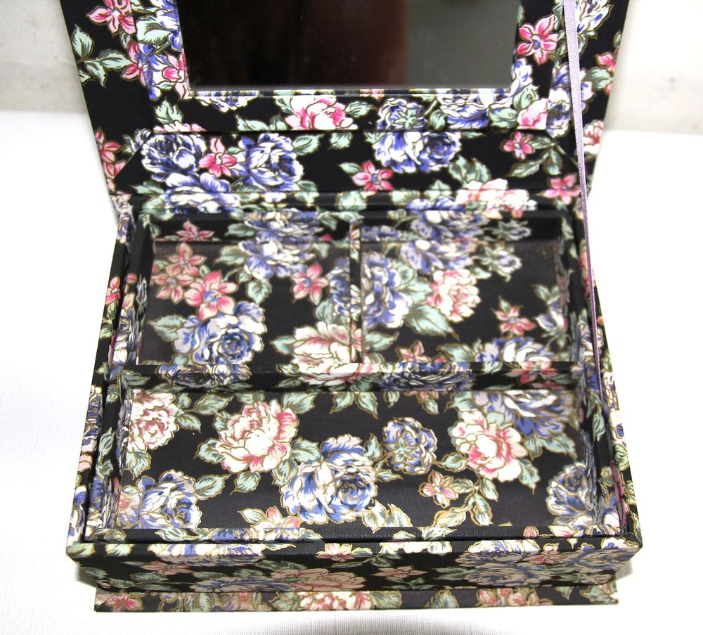 Boite � bijoux en tissu motif roses sur fond noir.
10 Sceaux (92)