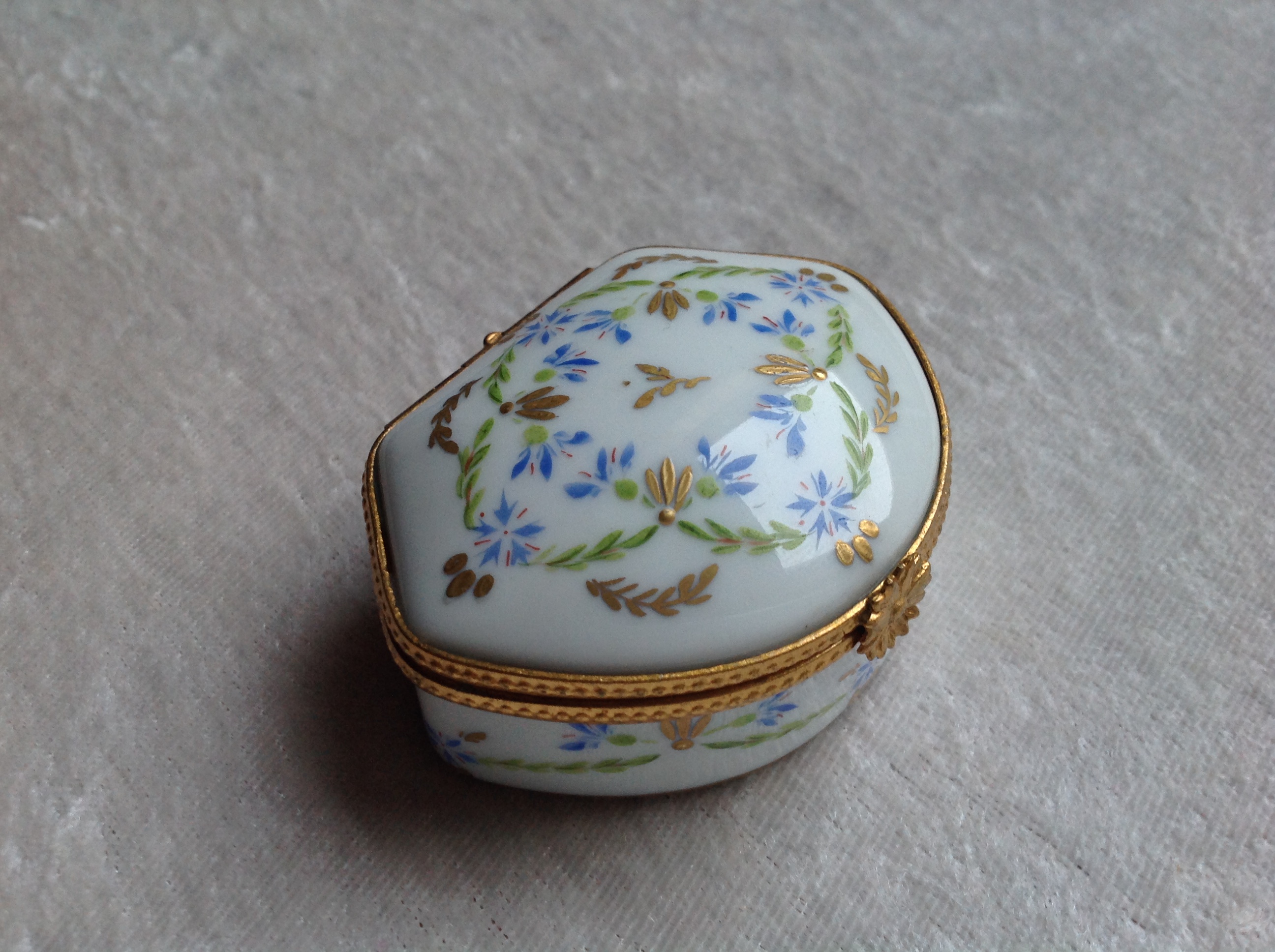 BOITE BONBONNI�RE JD FRANCE LIMOGES D�COR MAIN Envoi Possibl 44 Tr�gunc (29)