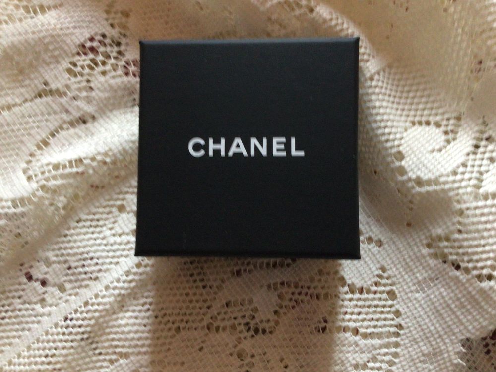  bo�te � boucles d oreilles CHANEL 35 Meudon (92)
