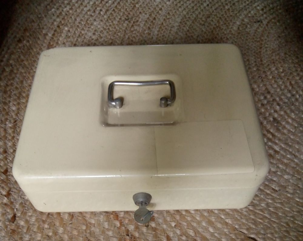 boite caisse en m�tal 20 Beauchamp (95)