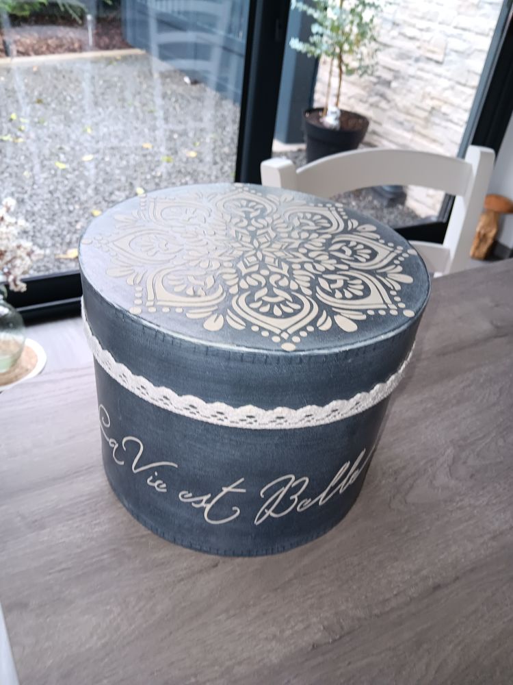 Bo�te � chapeaux relook�. 15 Yvrench (80)