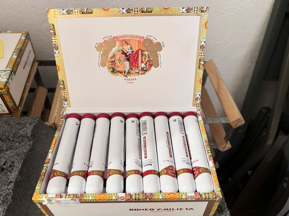 BO�TE CIGARES ROM�O ET JULIETTE 150 Saint-Rapha�l (83)