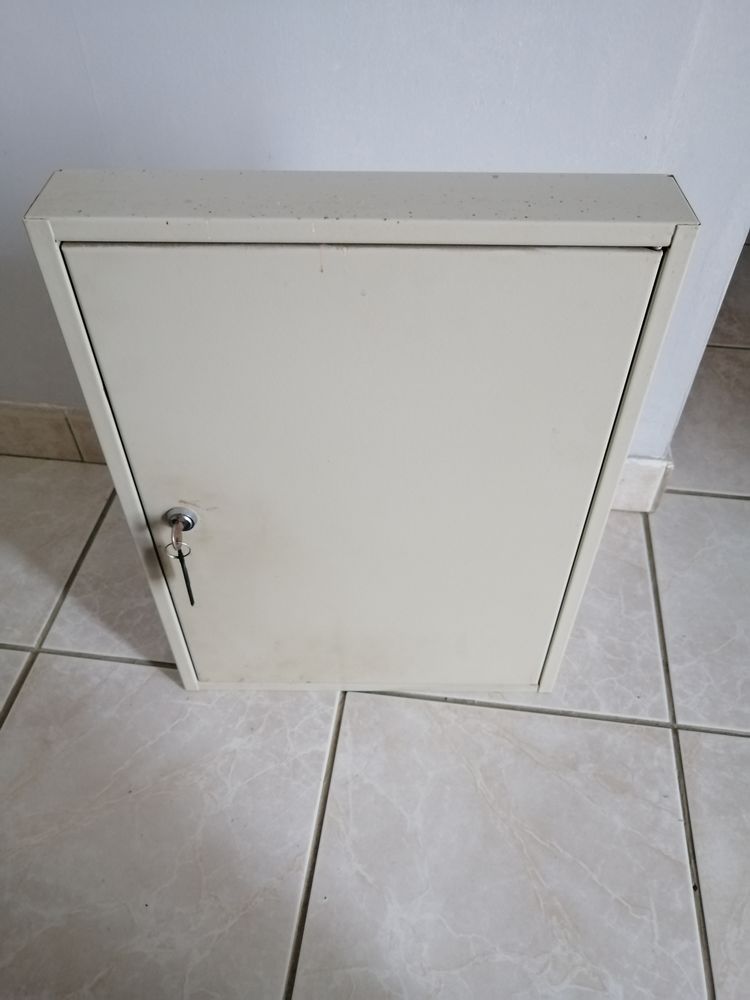 BOITE A CLEFS EN METAL MURAL 45 Teuillac (33)