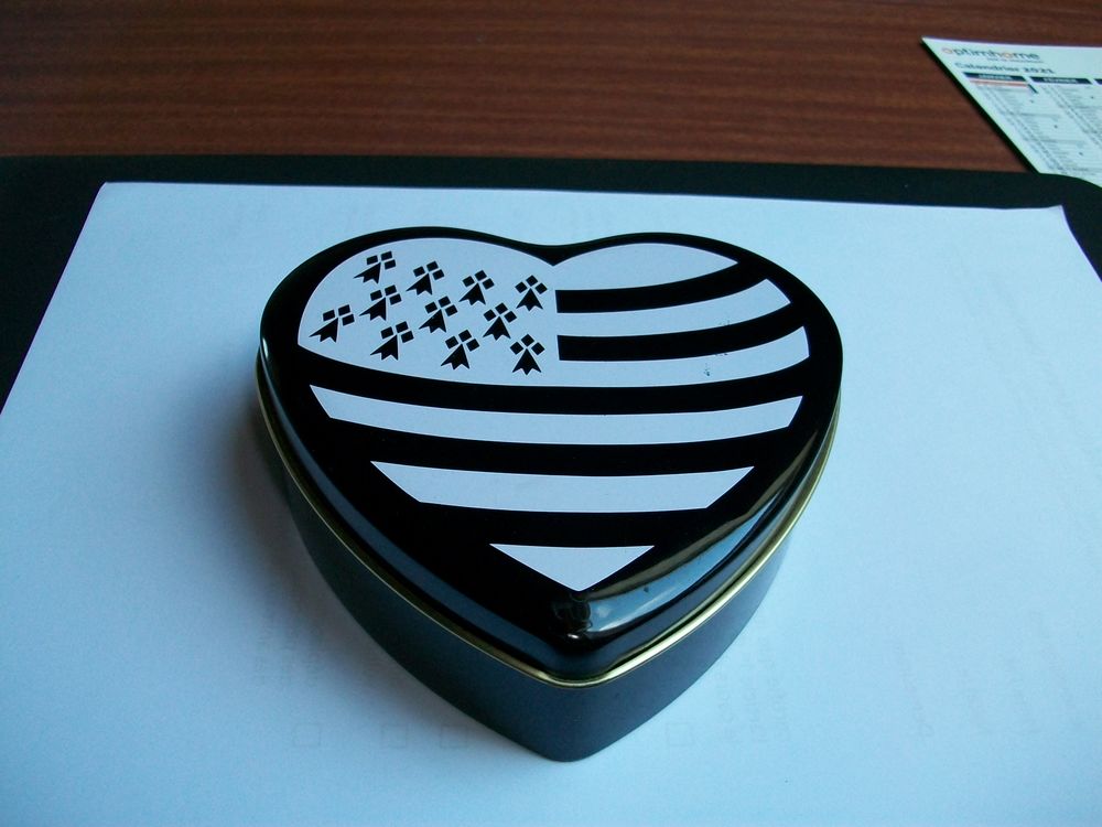 boite forme coeur avec embl�me de Bretzgne 5 Pordic (22)