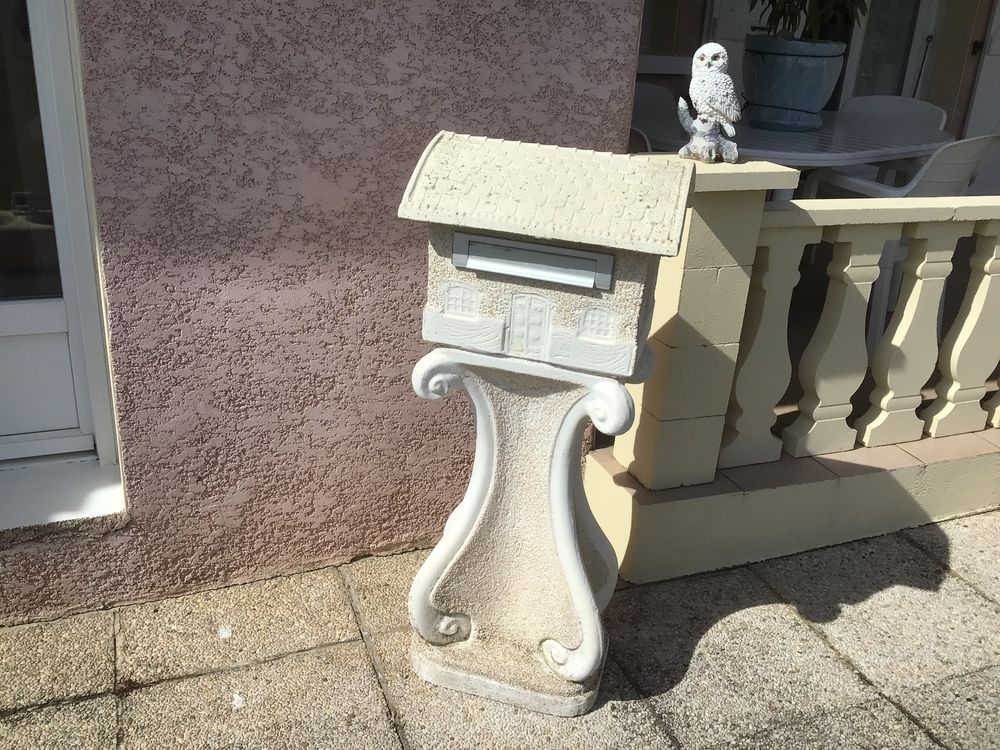 Bo�te aux lettres en pierre reconstitu�e 80 Montcony (71)