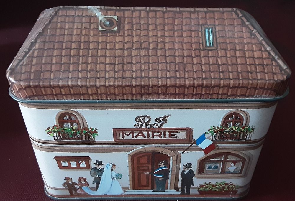 bo�te m�tallique d�cor�e  mairie  � toit ouvrant 5 Pontoise (95)