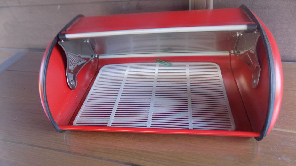 Boite � pain m�tal Coca Cola
30 Barenton (50)