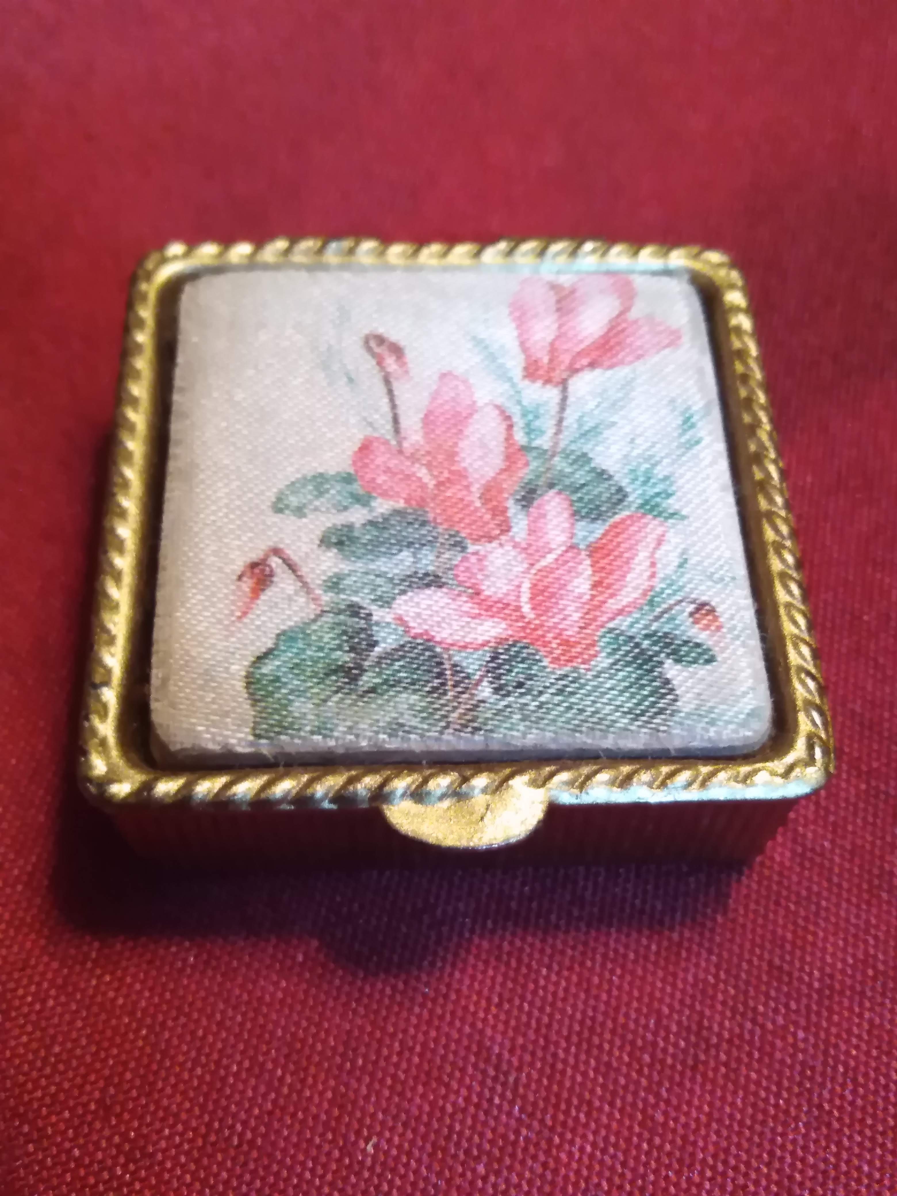 Boite pilule carr�e en laiton avec des cyclamens 5 Avermes (03)