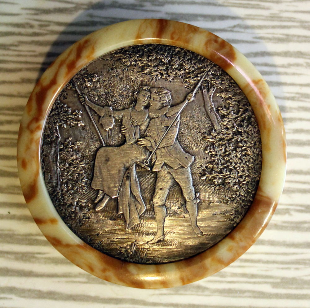 Boite pilulier ou poudrier esprit XVIII eme si�cle 35 Issy-les-Moulineaux (92)