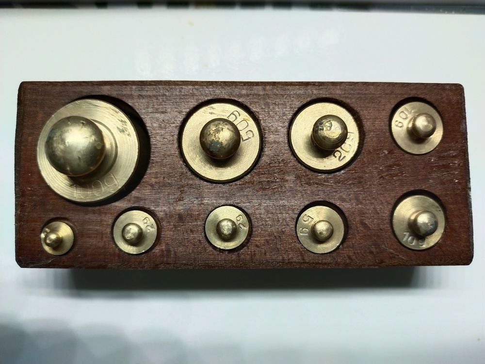 boite de 9 poids laiton dor� 30 Dolus-d'Ol�ron (17)