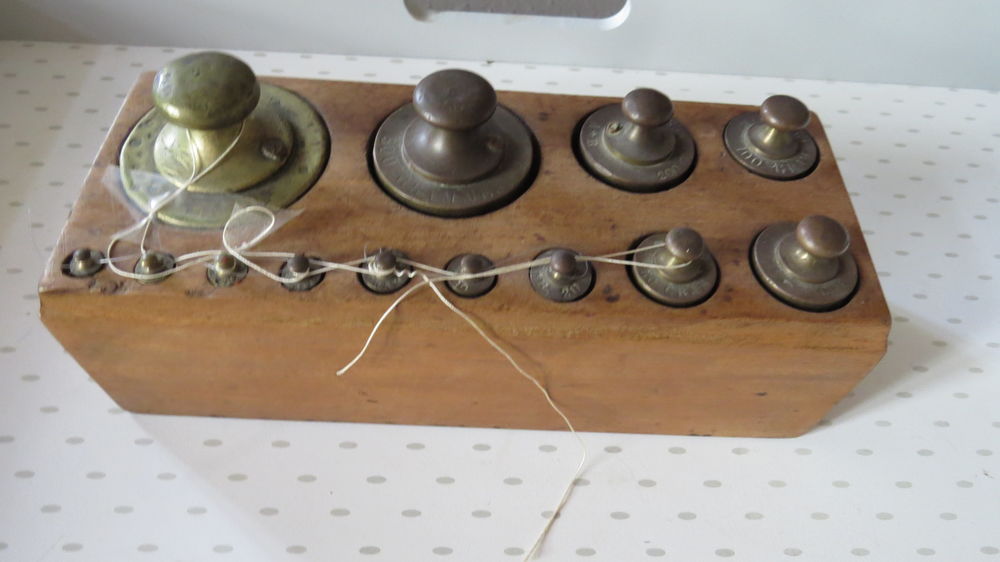 Bo�te de poids pour balance 0 Ampoign� (53)