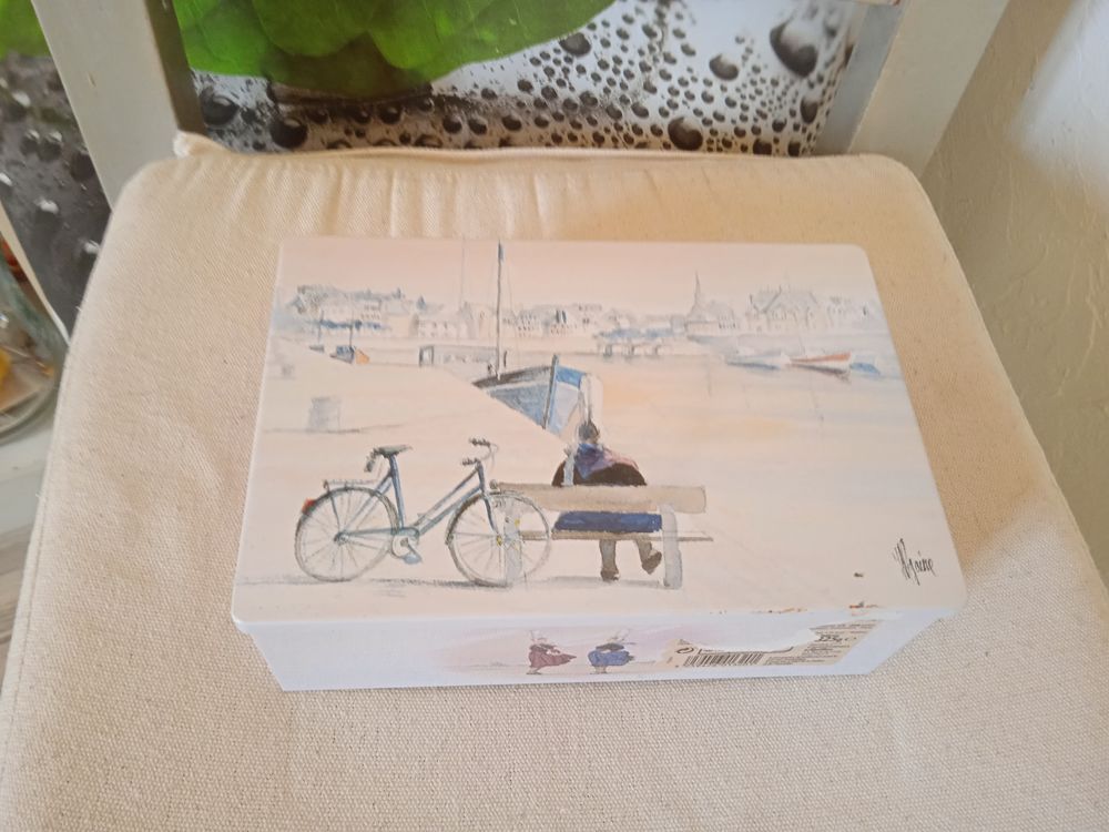 Boite en fer
Port de Bretagne
Excellent etat 10 Talange (57)