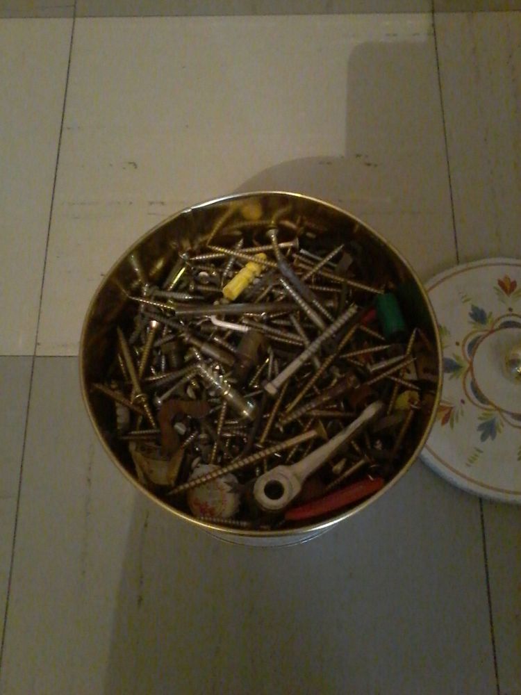 Boite remplie de vis etc 15 Tourcoing (59)