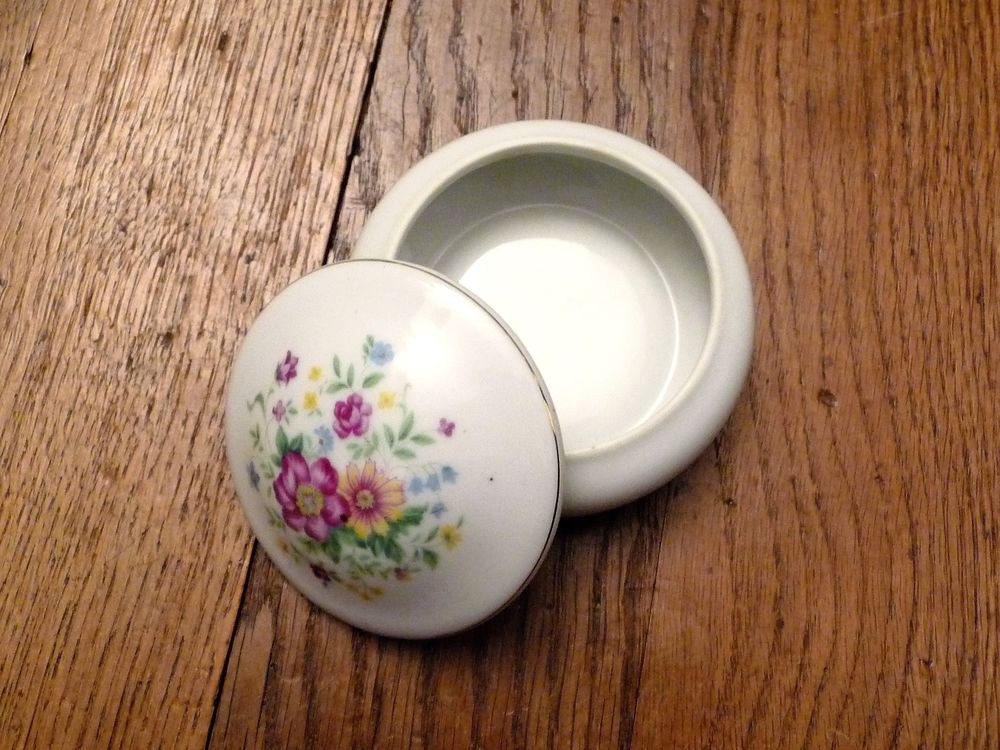 Boite Ronde Blanc avec son Couvercle et ses Fleurs dessus 7 Paris 15 (75)