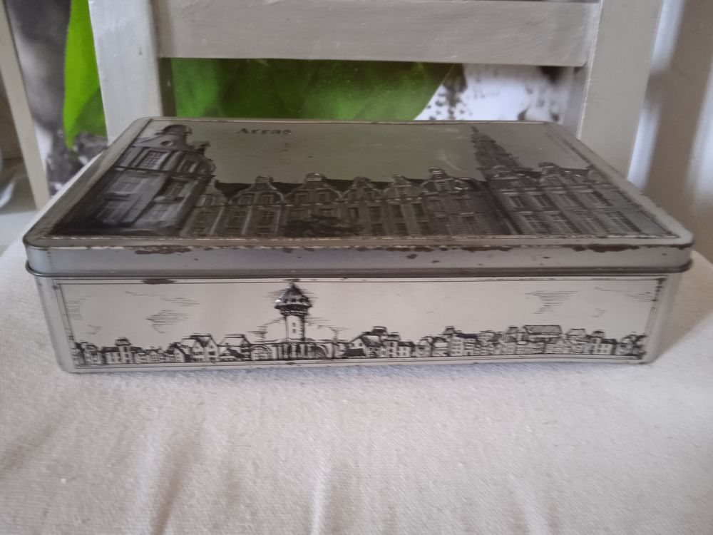 Boite � sucre en fer 
Arras
Bon etat
Marque Stollwerck 10 Talange (57)