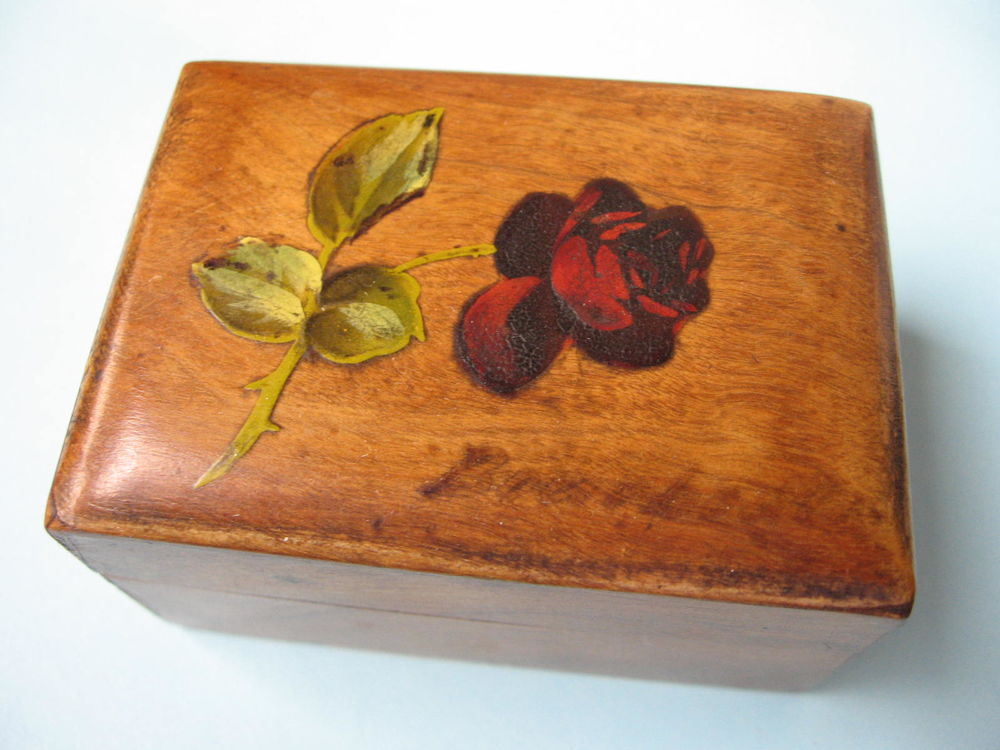 BOITE A TIMBRE ancienne avec FLEUR ROSE ROUGE 29 Br�tigny-sur-Orge (91)