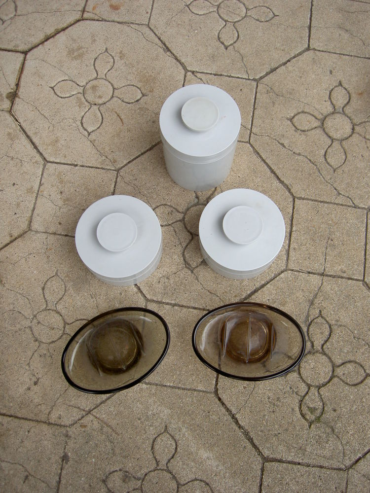 3 Boites en bak�lite gris + 2 porte savons en verre marron 15 Uz�s (30)