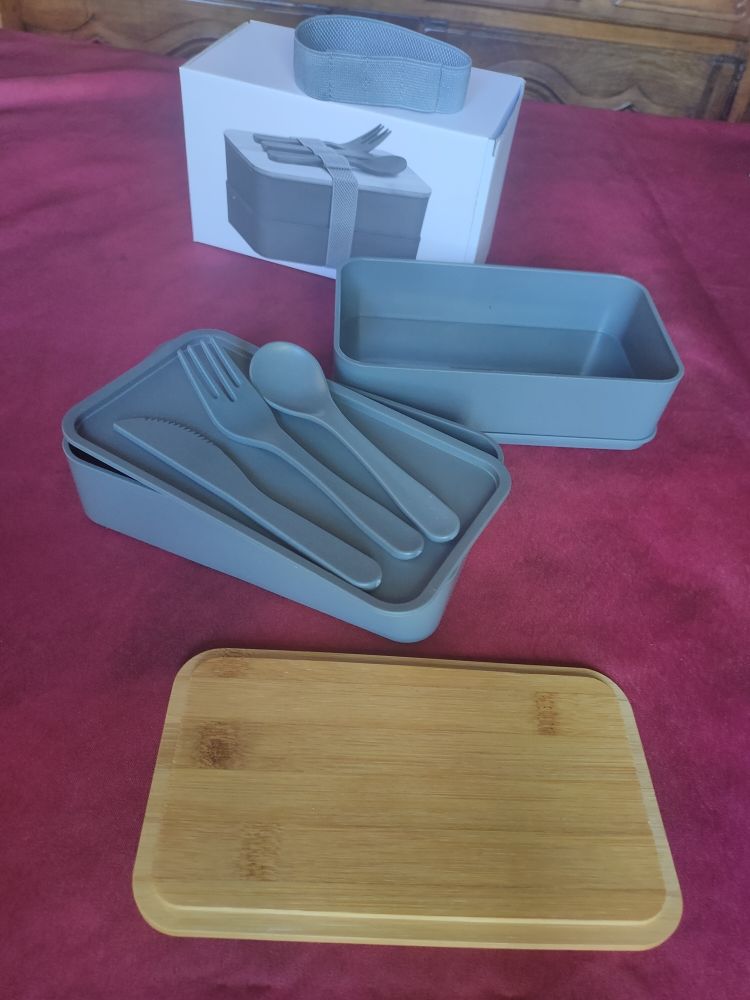 2 boites � d�jeuner �cologiques avec ses couverts neufs jamais utilis� 8 Avermes (03)