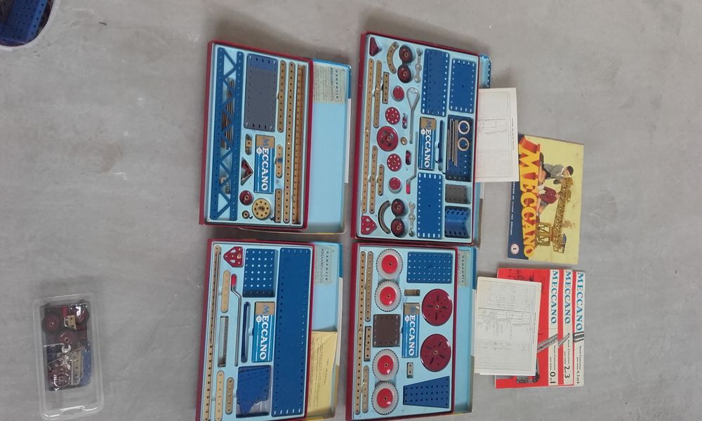 Lot 4 boites Meccano compl�tes  ann�e 60 + pi�ces en vrac 250 Crastatt (67)