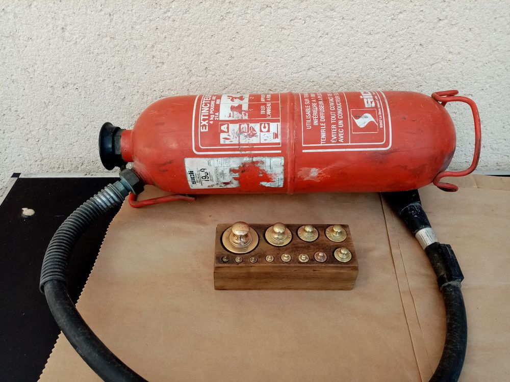 Lot de 1 bo�tes de poids compl�tes de poids 46 Chartres (28)