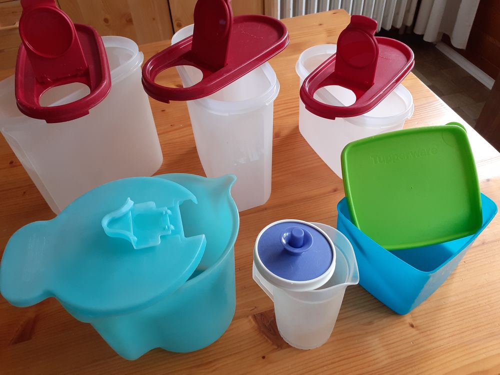8 boites de rangement dont 6 Tupperware ( la 9e offerte) 22 Montlu�on (03)