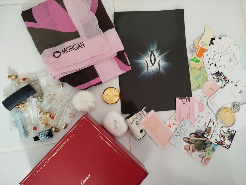 Lot Boites Vides, Par�o, Livret, Cartes.....de Parfumeurs 15 Entraigues-sur-la-Sorgue (84)