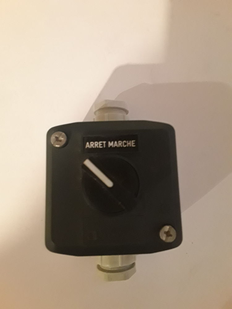 Boitier marche/arr�t
12 Serres-Castet (64)
