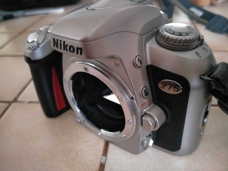 Boitier et objectif nikon F75 55 Les Aveni�res (38)